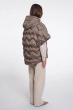 Load image into Gallery viewer, Hilary cape detachable hood