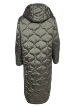 Load image into Gallery viewer, Quilted Queen Coat