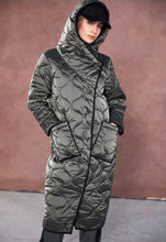 Load image into Gallery viewer, Quilted Queen Coat