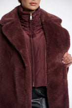 Load image into Gallery viewer, Geesje faux fur coat

