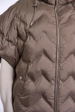 Load image into Gallery viewer, Hilary cape detachable hood

