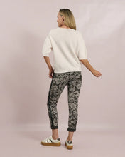 Load image into Gallery viewer, Winter white Jumper
