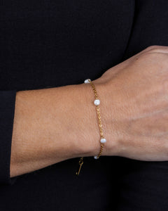 Evelyn pearl bracelet