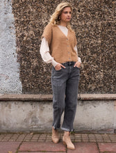 Load image into Gallery viewer, Caitlin Sidepatch Grey Barrel Leg denim
