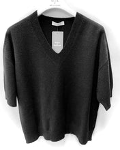 Load image into Gallery viewer, V-neck jumper
